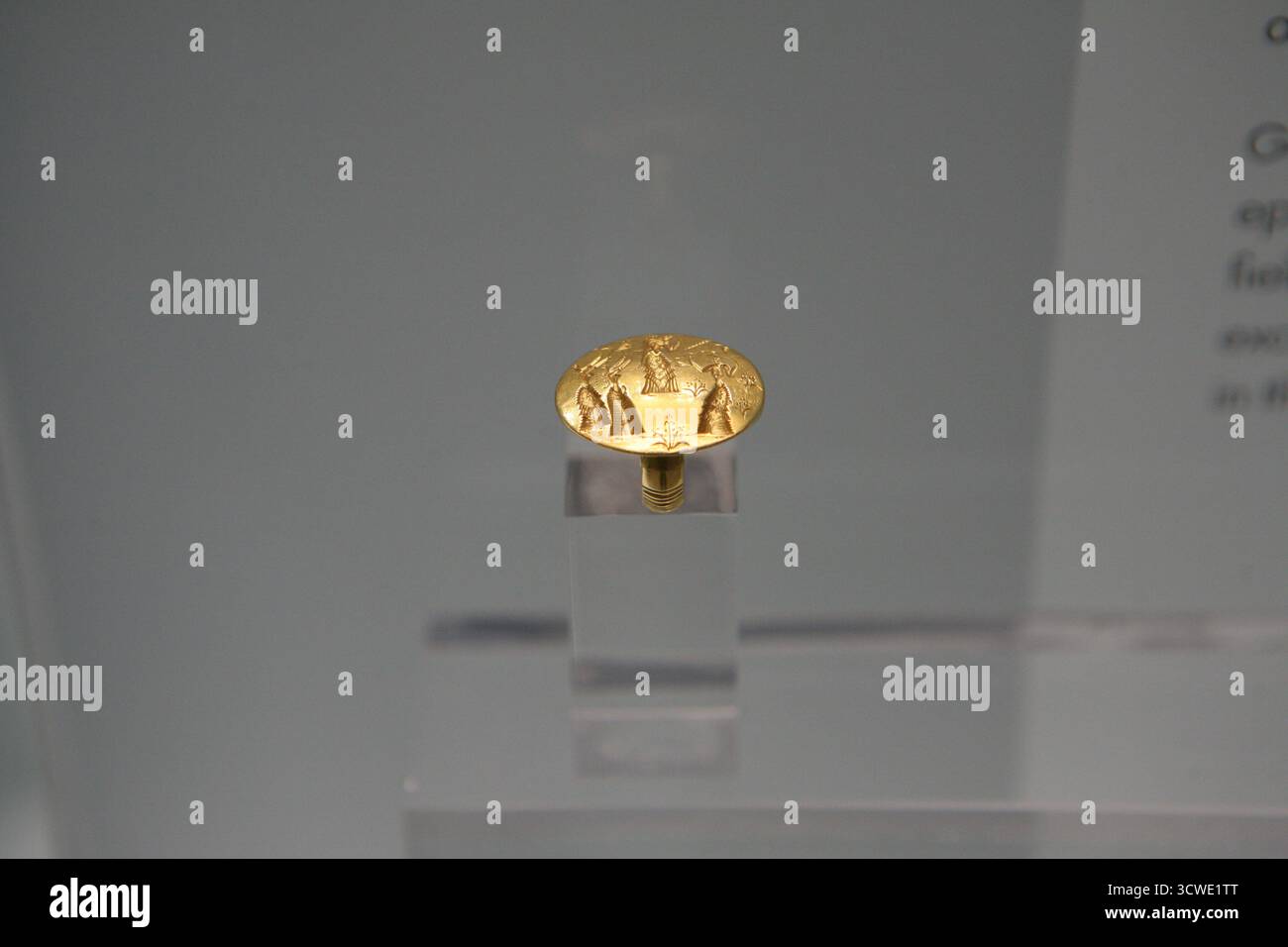 Gold signet ring drawing on the iconographic cycle of epiphany. Knossos ...