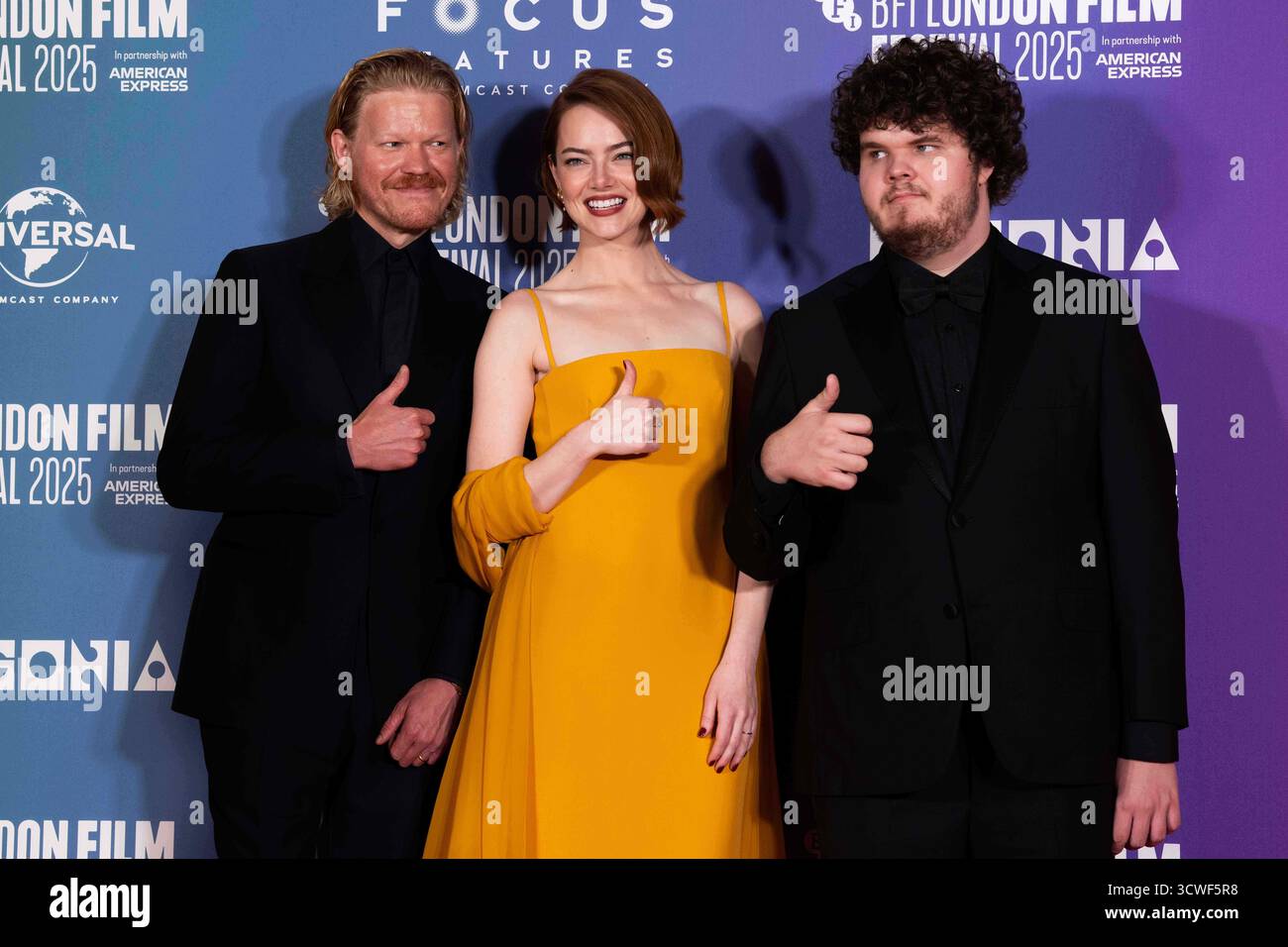 Jesse Plemons, from left, Emma Stone, and Aidan Delbis pose for(01)