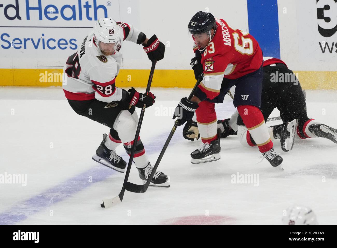 Ottawa Senators right wing Claude Giroux (28) and Florida Panthers left ...