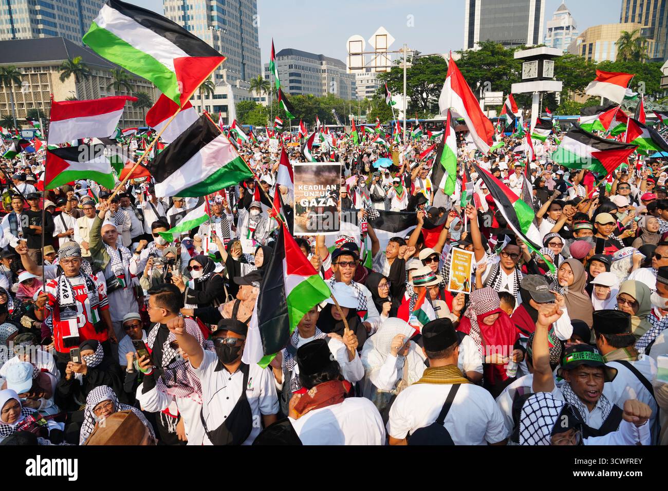 Paleestinian Protesters wave Indonesian and Palestinian flags during a rally in ...