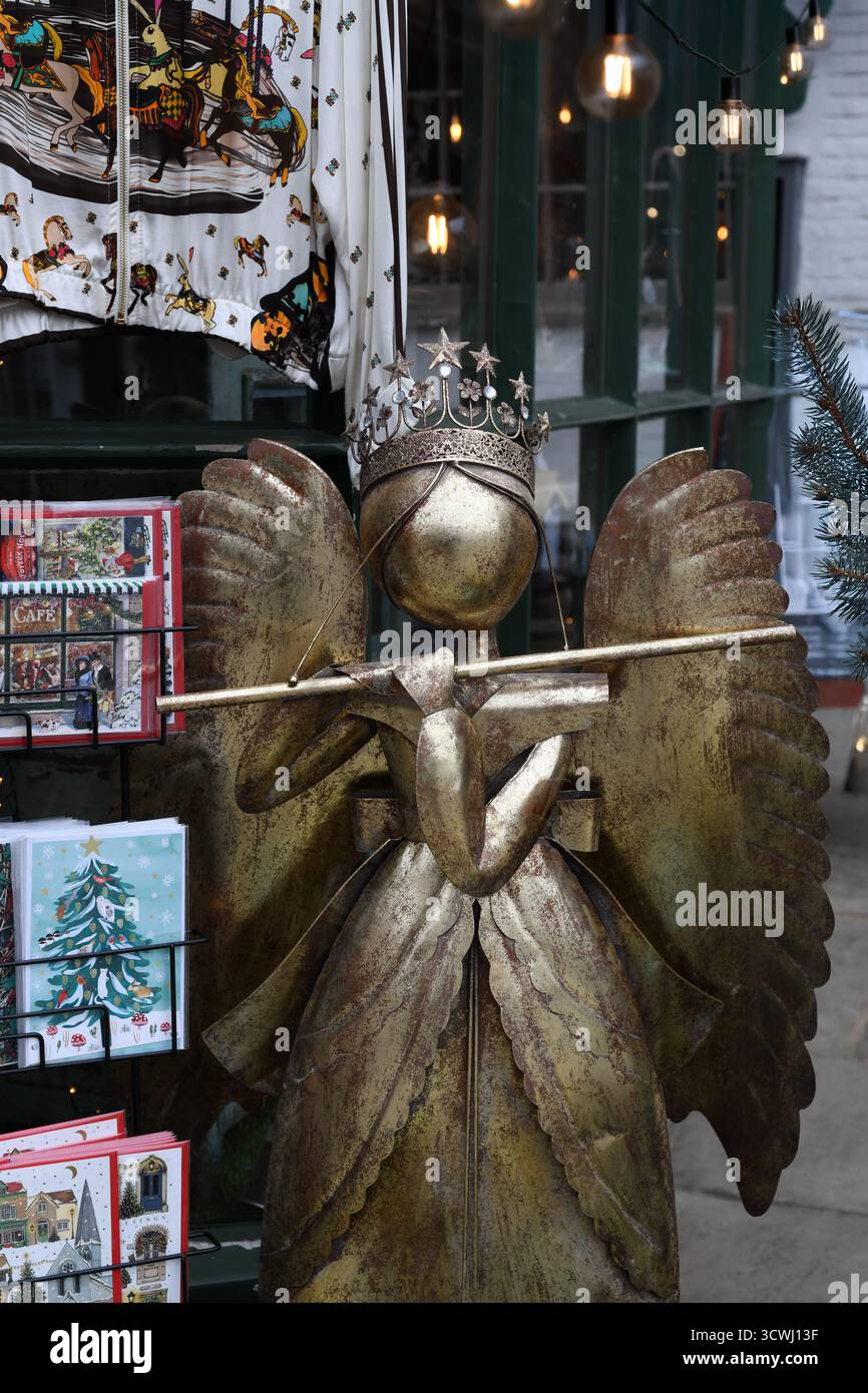 Angel playing flute hi-res stock photography and images - Alamy