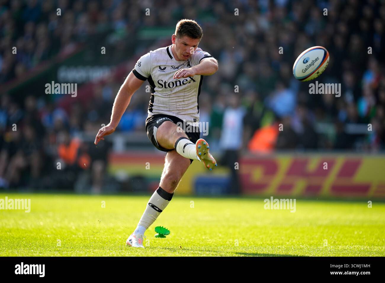 Saracens' Owen Farrell kicks a conversion during the Gallagher PREM ...