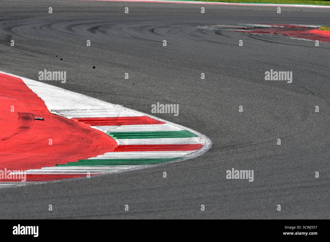 Red sports car on a racetrack hi-res stock photography and images - Alamy