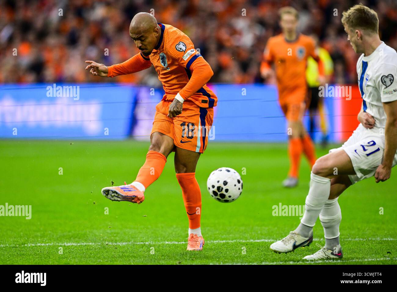 Donyell Malen Netherlands The Rise of the "Hybrid Coach" and Tactical Experimentation