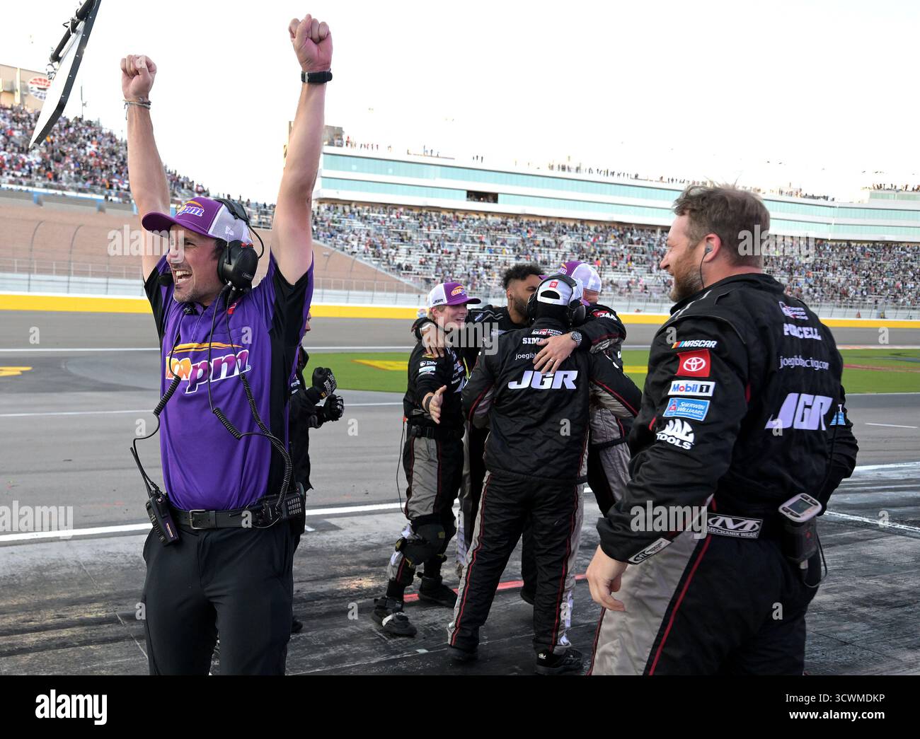 zLAS VEGAS, NV - OCTOBER 12: Chris Minogue, Race Engineer, and other ...