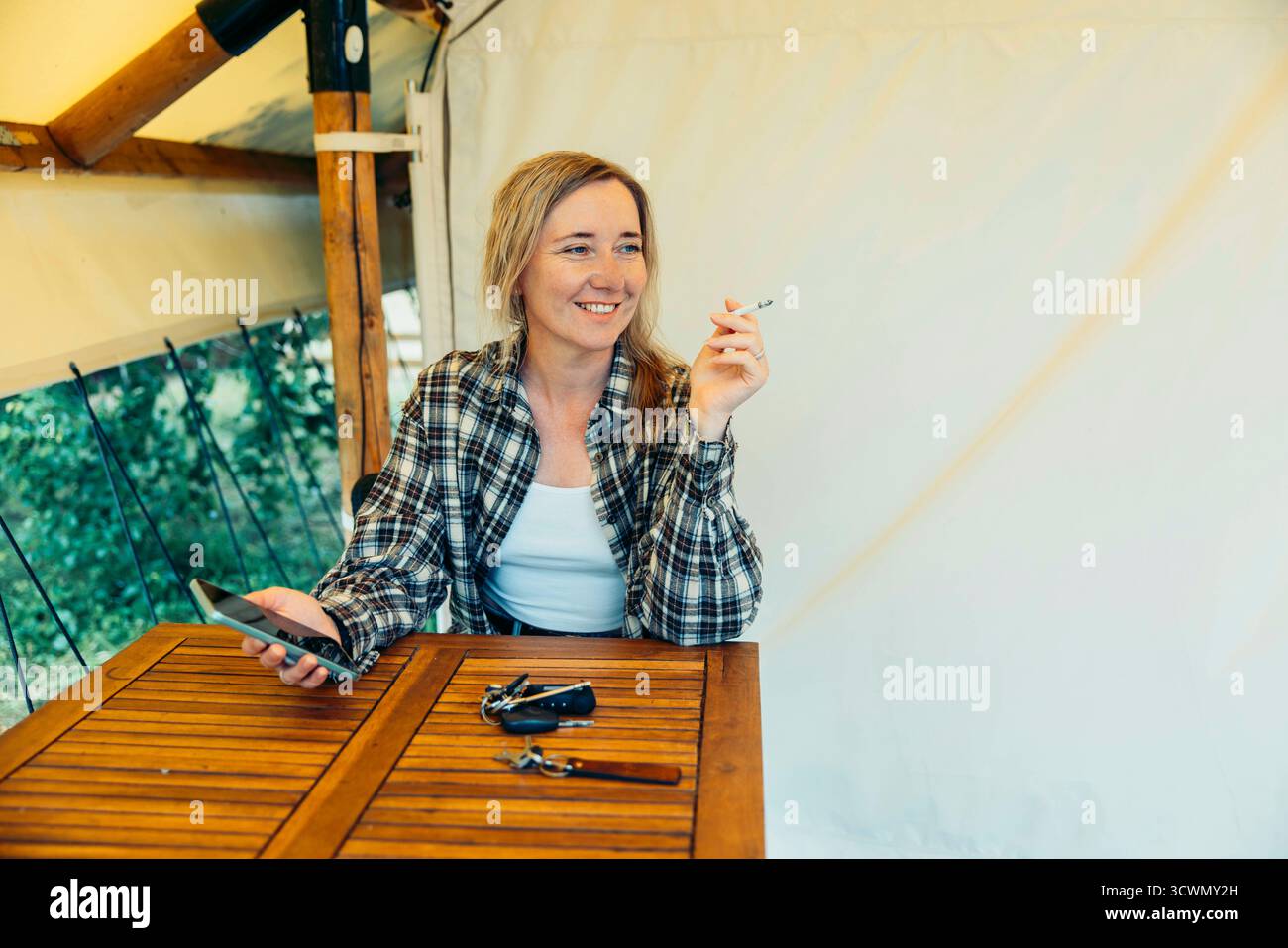 Cigarette solo hi-res stock photography and images - Alamy, image size:1300x957