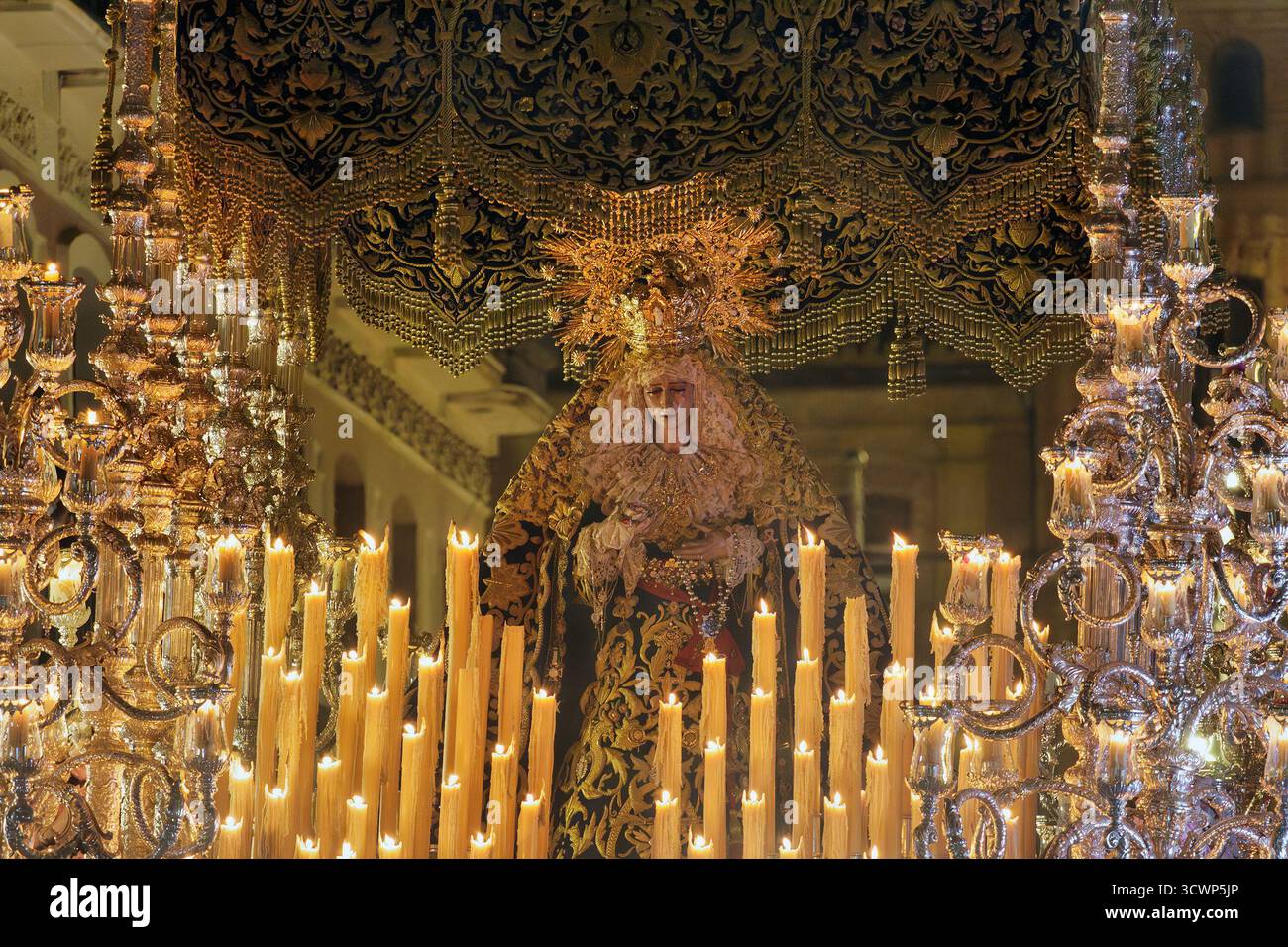 General view of the palio throne and the image of the Sorrowful Virgin, María Santísima del Gran Perdón, processing on the night of the Extraordinary Stock Photo