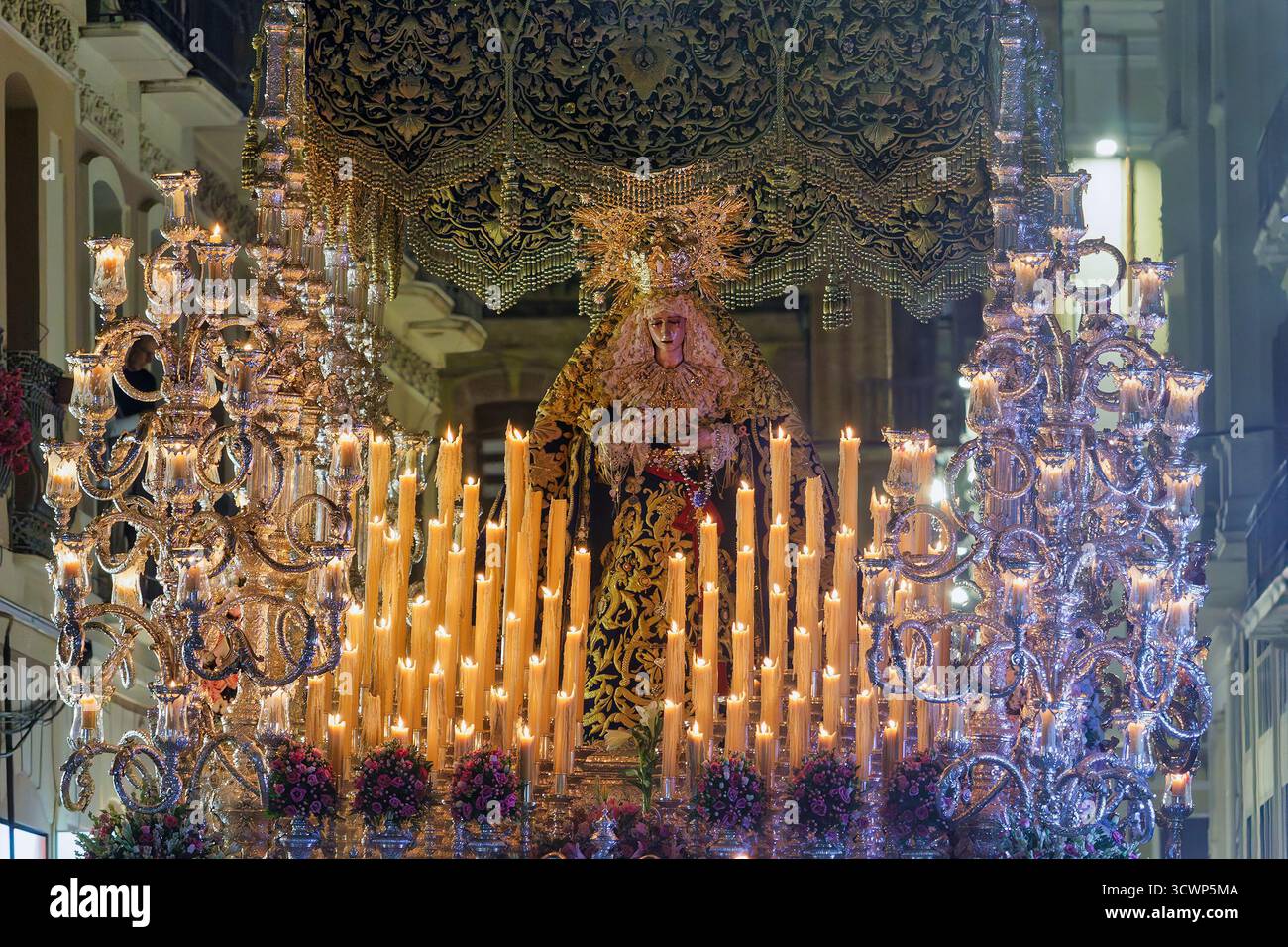 General view of the palio throne and the image of the Sorrowful Virgin, María Santísima del Gran Perdón, processing on the night of the Extraordinary Stock Photo