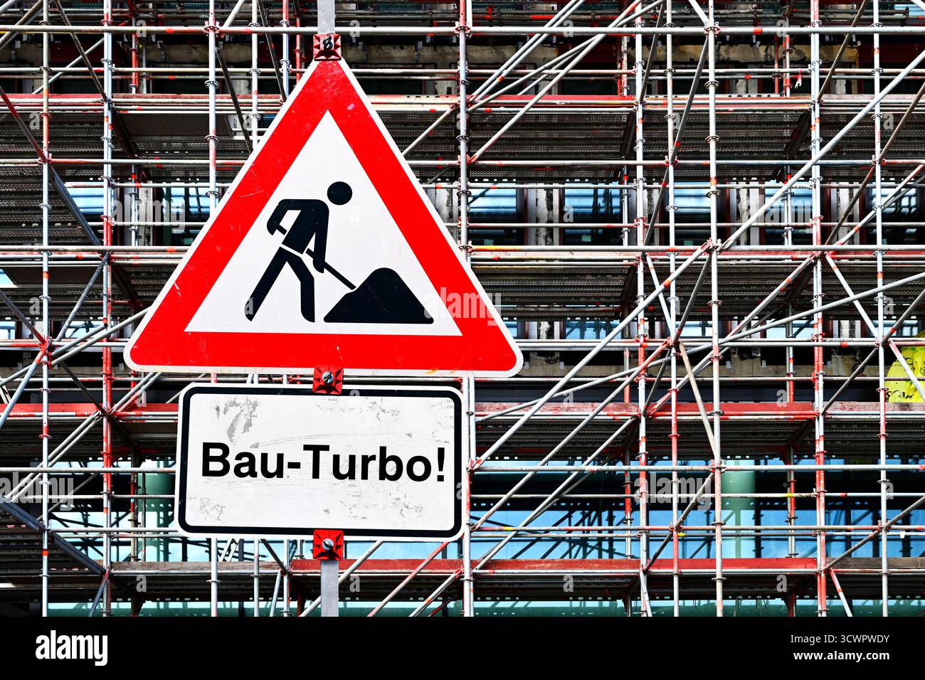 FOTOMONTAGE, Schild mit Aufschrift Bau-Turbo vor Wohngebäude mit ...