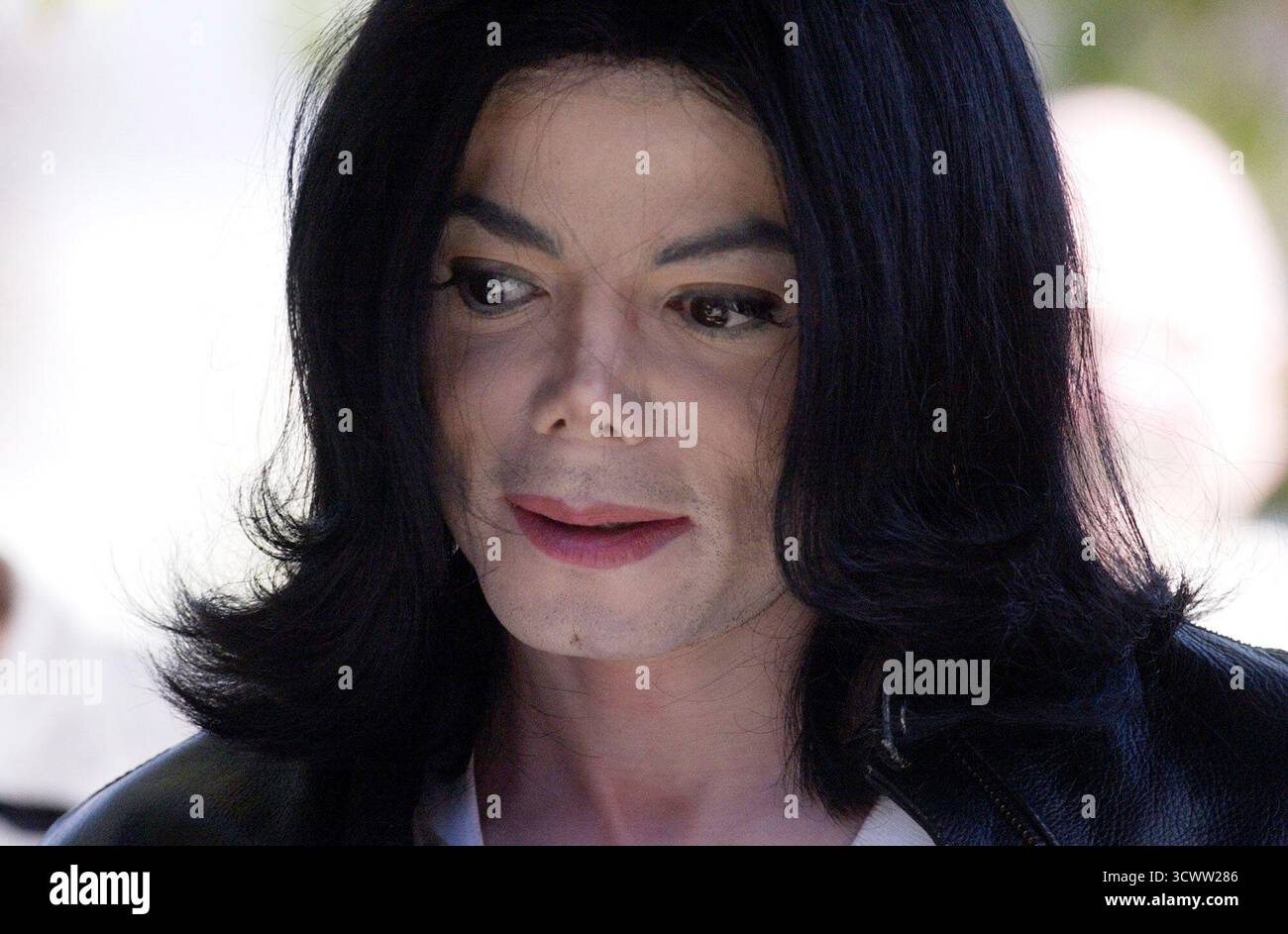 MICHAEL JACKSON COURT APPEARANCE Michael leaves the court house to 