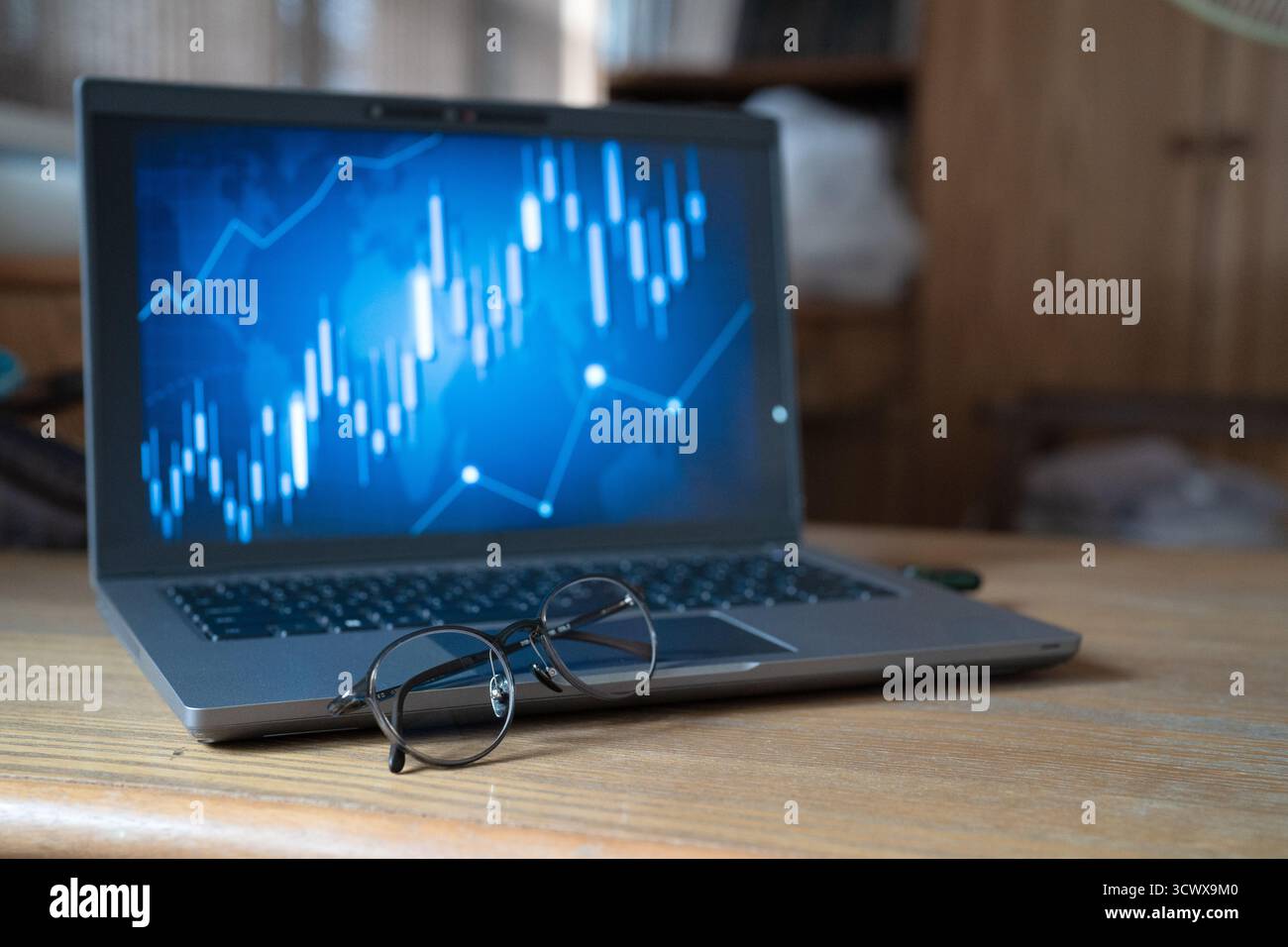 Laptop displaying a business graph Stock Photo - Alamy