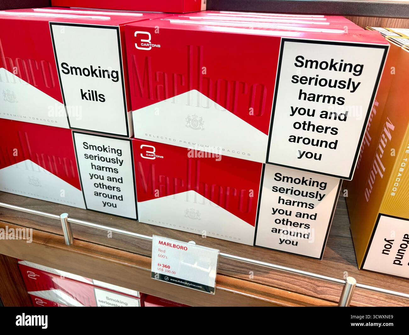 rothmans cigarettes dubai duty free Cigarettes in airport duty free hi-res stock photography and images