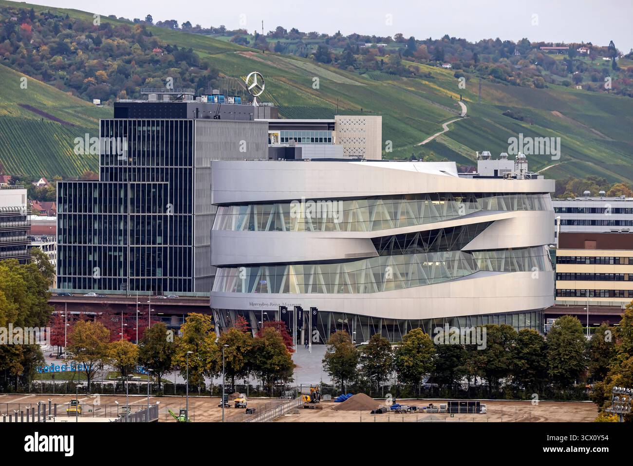 Mercedes-Stern, Bürogebäude im Headquarter der Mercedes-Benz Group AG ...
