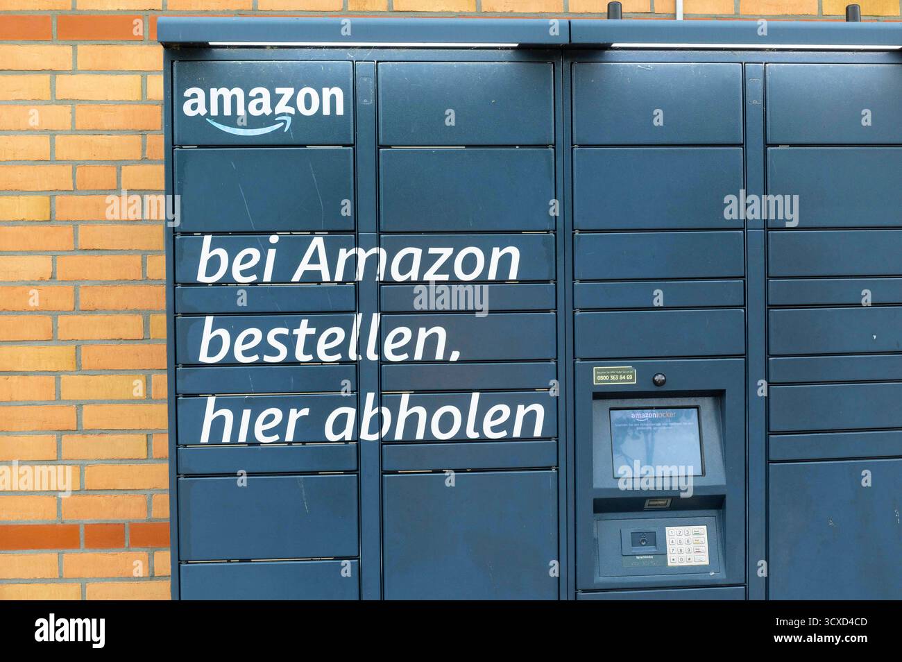 Eine Amazon-Abholstation ist ein sicherer, automatisierter Abholort, an dem Kunden ihre Pakete anstelle der Lieferung nach Hause empfangen können. Man wählt eine Station in der Nähe während des Bestellvorgangs aus, erhält eine