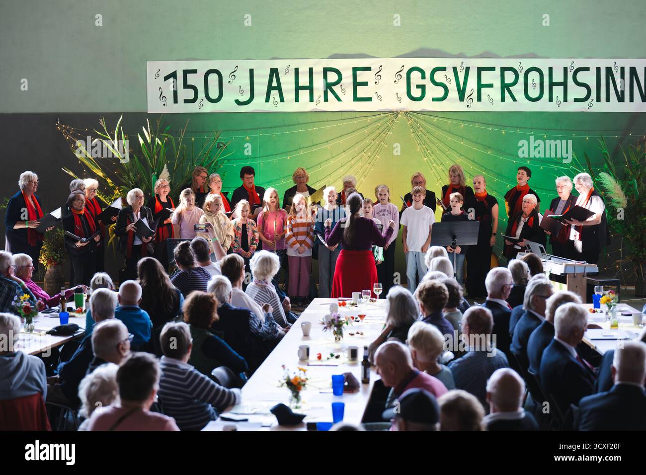 Bei der Feier des 150-jährigen Jubiläums des Wakendorfer Gesangvereins Frohsinn sangen der Gesangverein zusammen mit der 4. Klasse der Grundschule von Stock Photo