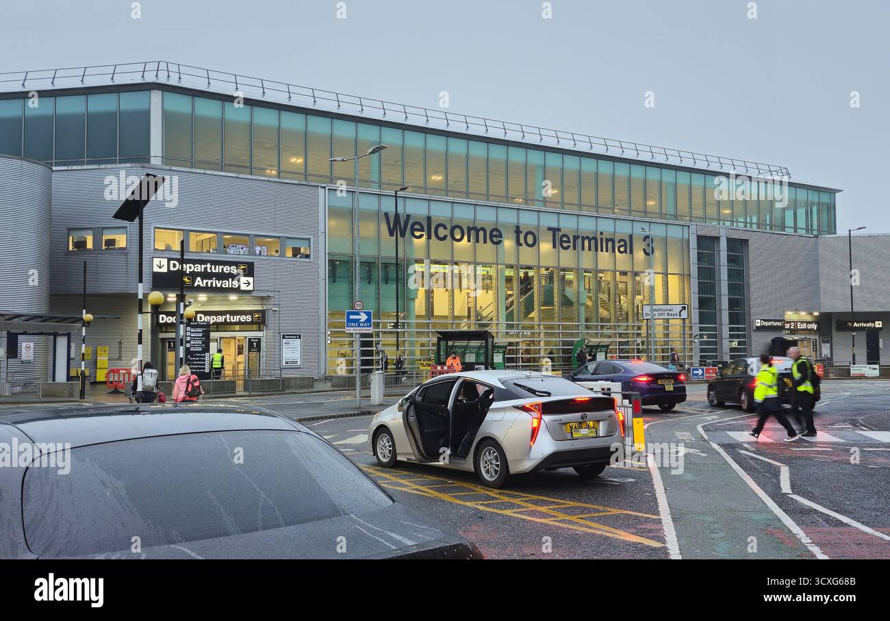 Cars dropping off people in the early morning at the drop off car park, Terminal Three of Manchester Airport, England, UK Stock Photo