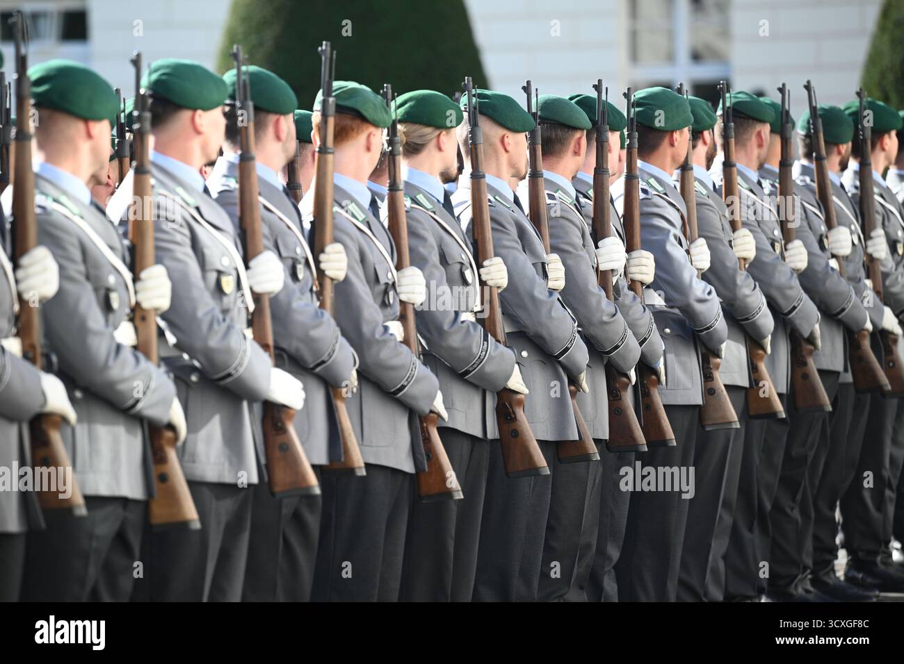 Berlin, Germany. 13th Oct, 2025. Bundeswehr soldiers stand with rifles ...