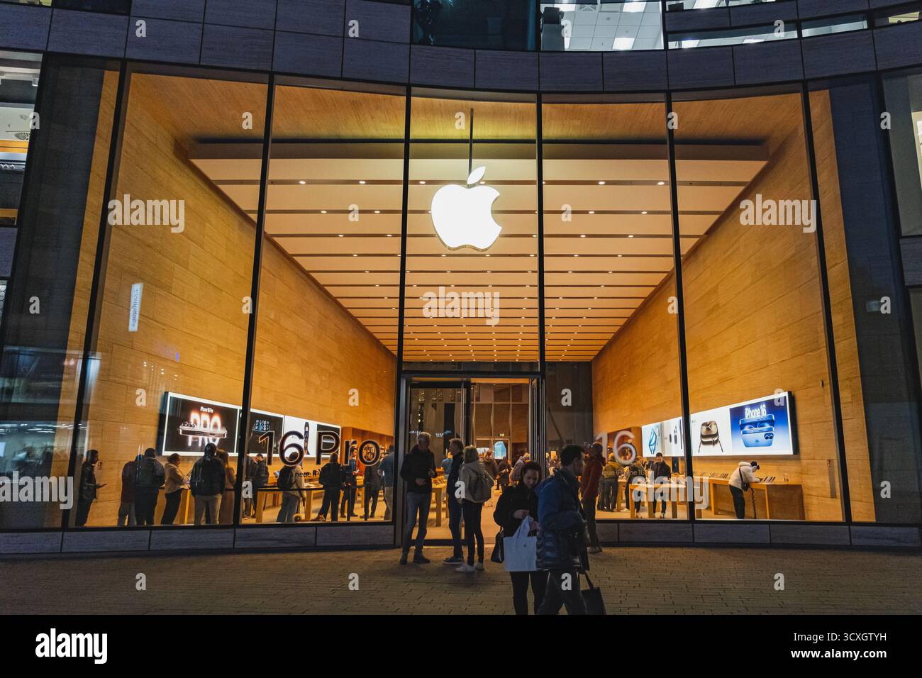 Apple store display model hi-res stock photography and images - Alamy