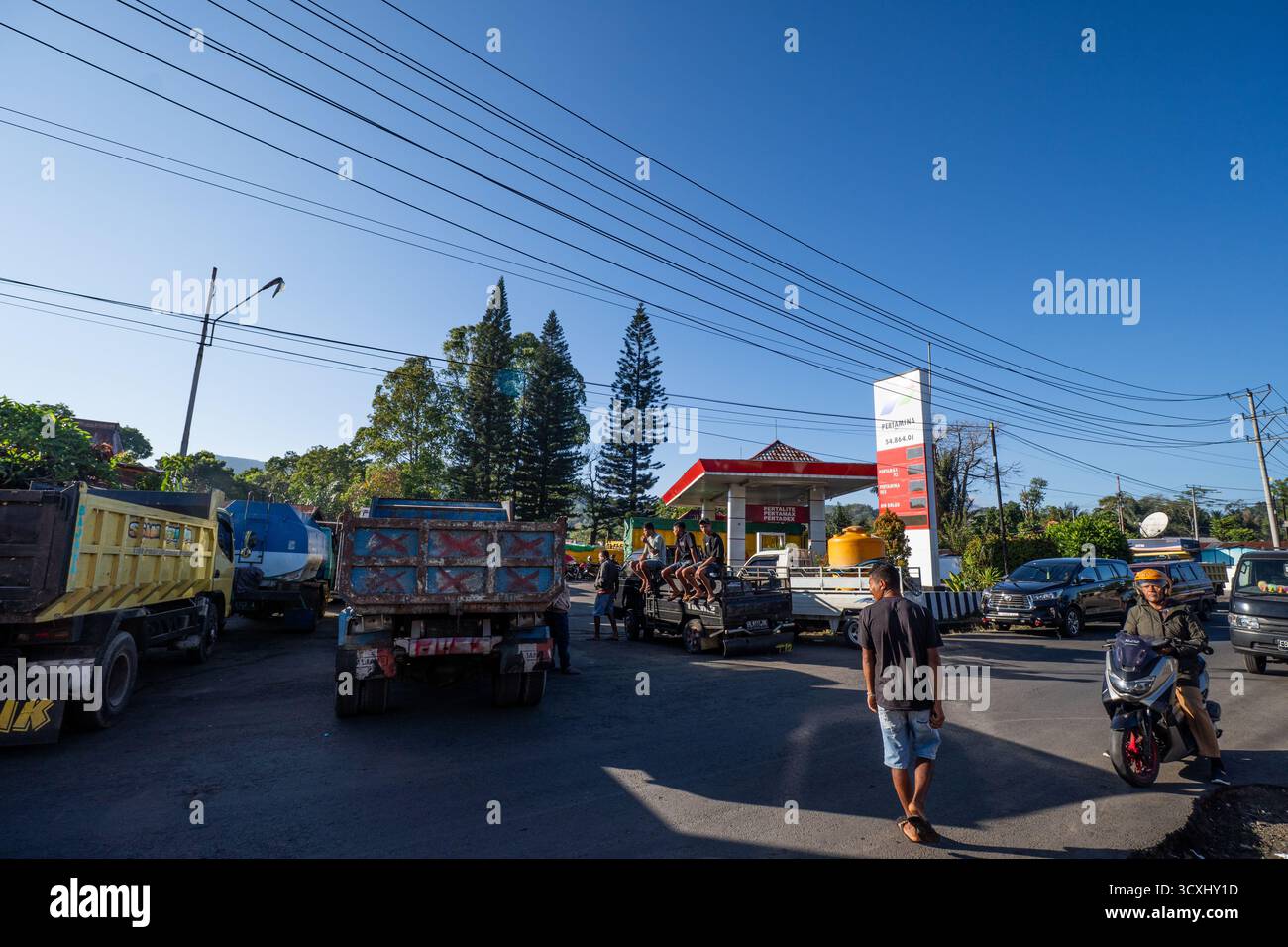 People queue fuel vehicles hi-res stock photography and images - Alamy