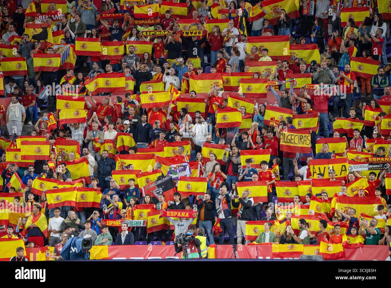 Spain Fans Valladolid, Spain. 14th Oct, 2025. Spanish fans wave Spanish flags ...