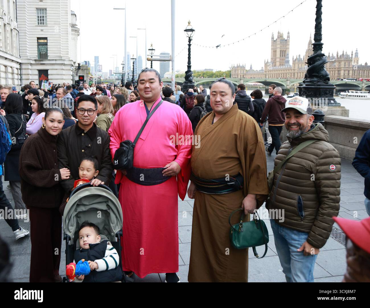 Sumo Fans Sumo wrestlers enjoy sightseeing and pose for photos with sumo fans in ...