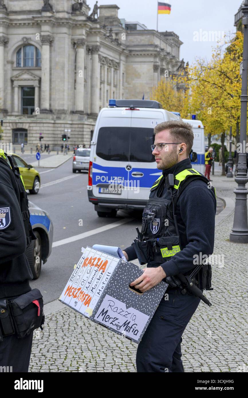 Confisation Box Police officers confiscate boxes from the symbolic house search of the ...