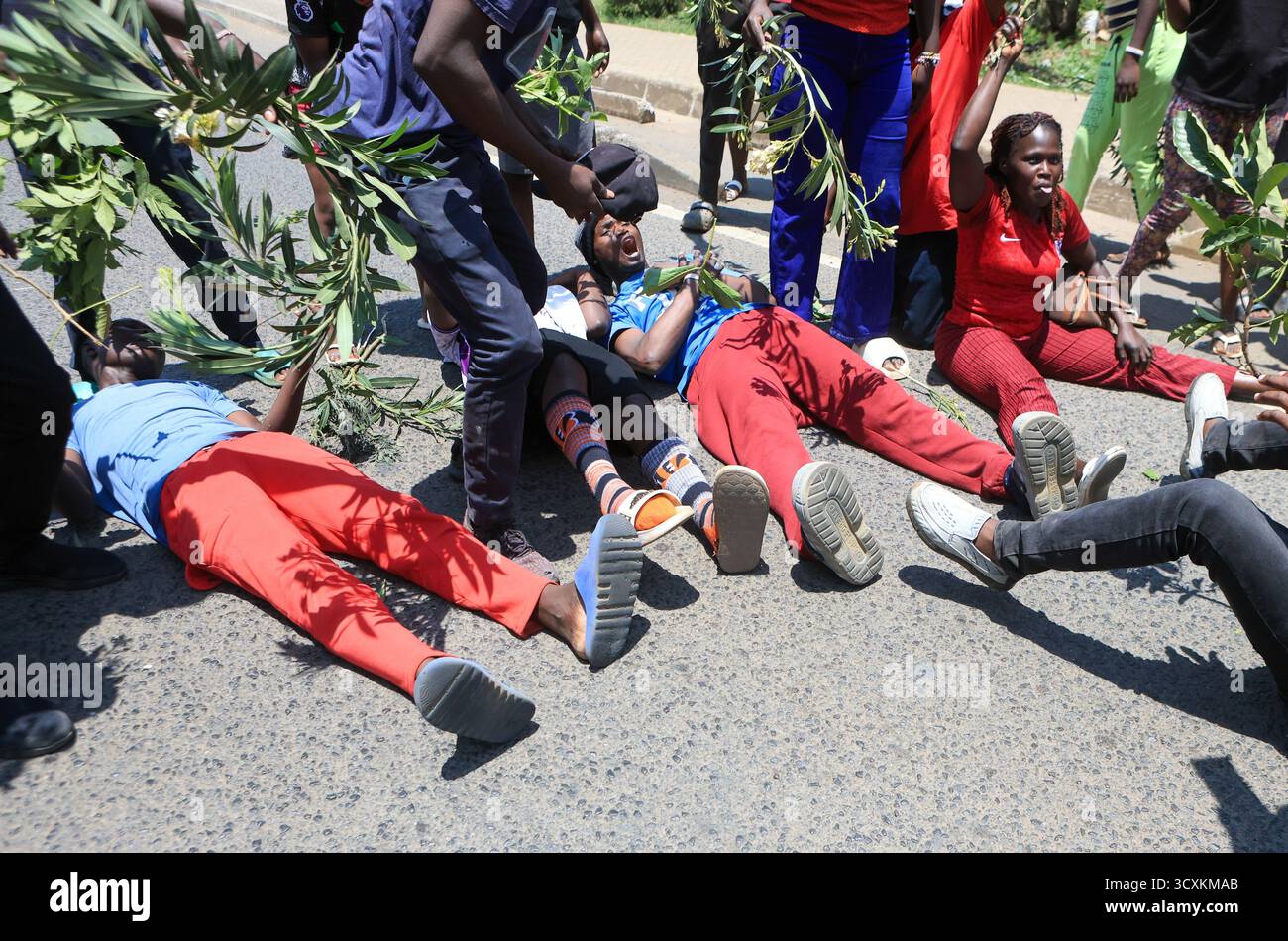 People react in the Kibera neighborhood of Nairobi, Kenya, to the death ...