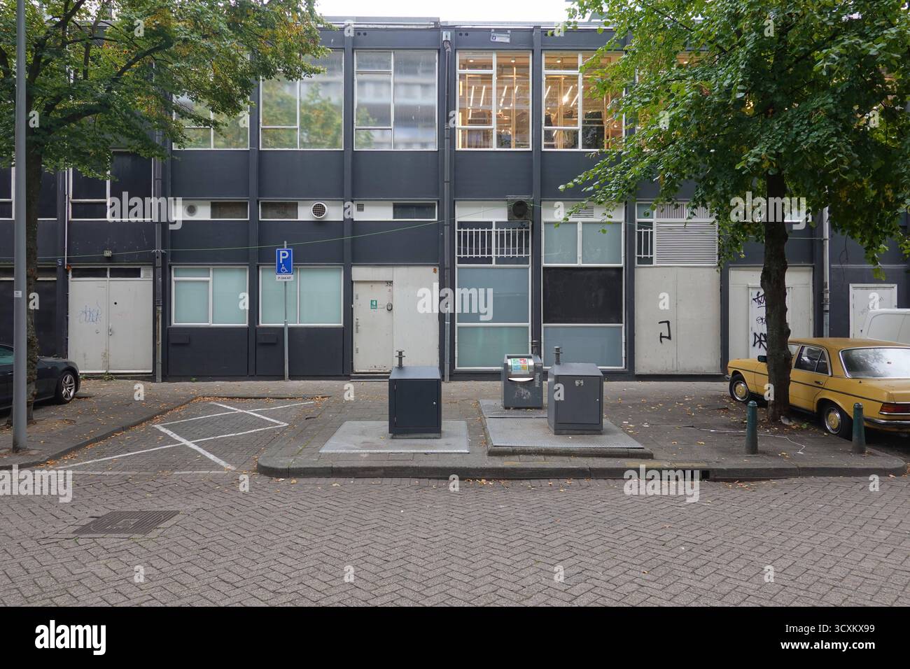 rotterdam-lijnbaan-architekturbro-van-den-broek-en-bakema-1949-rotterdam-lijnbaan-architecture-by-van-den-broek-en-bakema-1949-rotterdam-3CXKX99.jpg