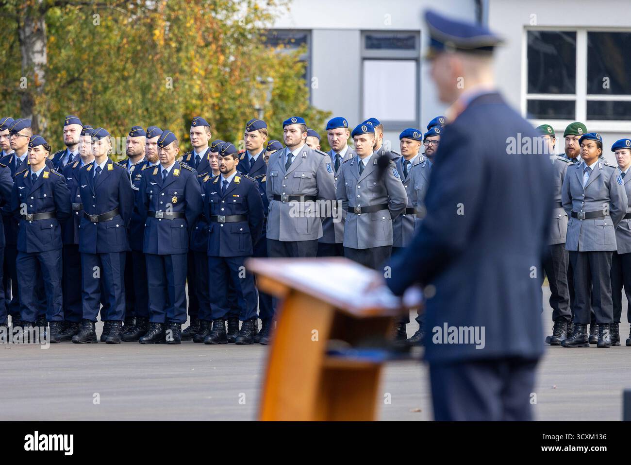 Indienststellungsappell der neuen Offizierschule der Luftwaffe, Roth ...