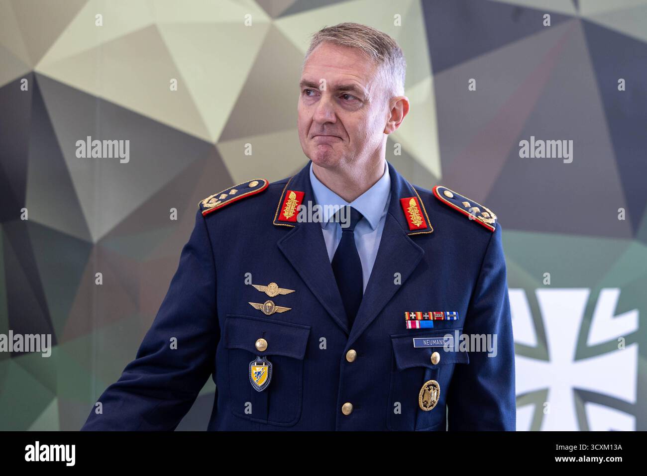 Indienststellungsappell der neuen Offizierschule der Luftwaffe, Roth ...
