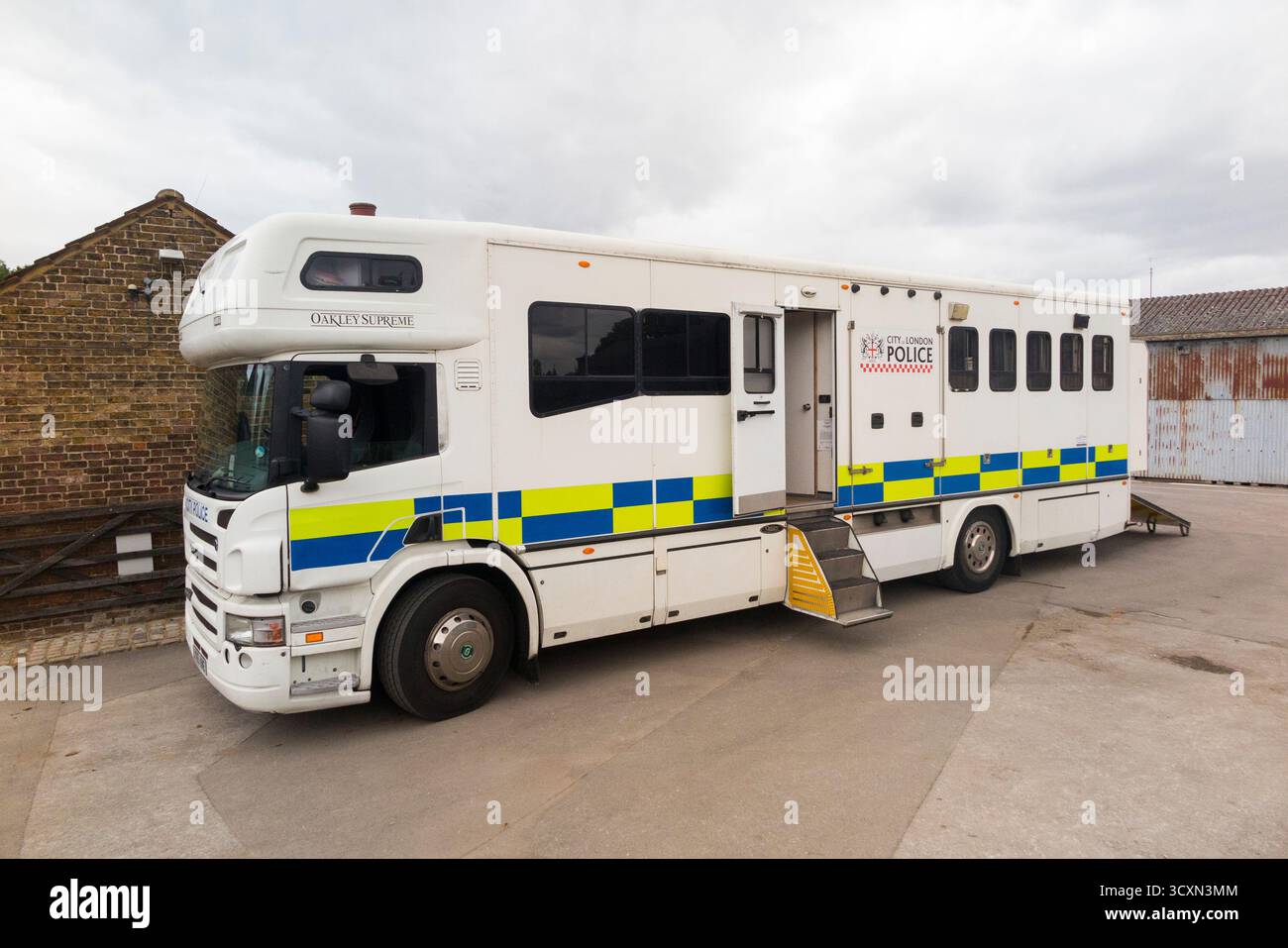 Police horse box hi-res stock photography and images - Alamy