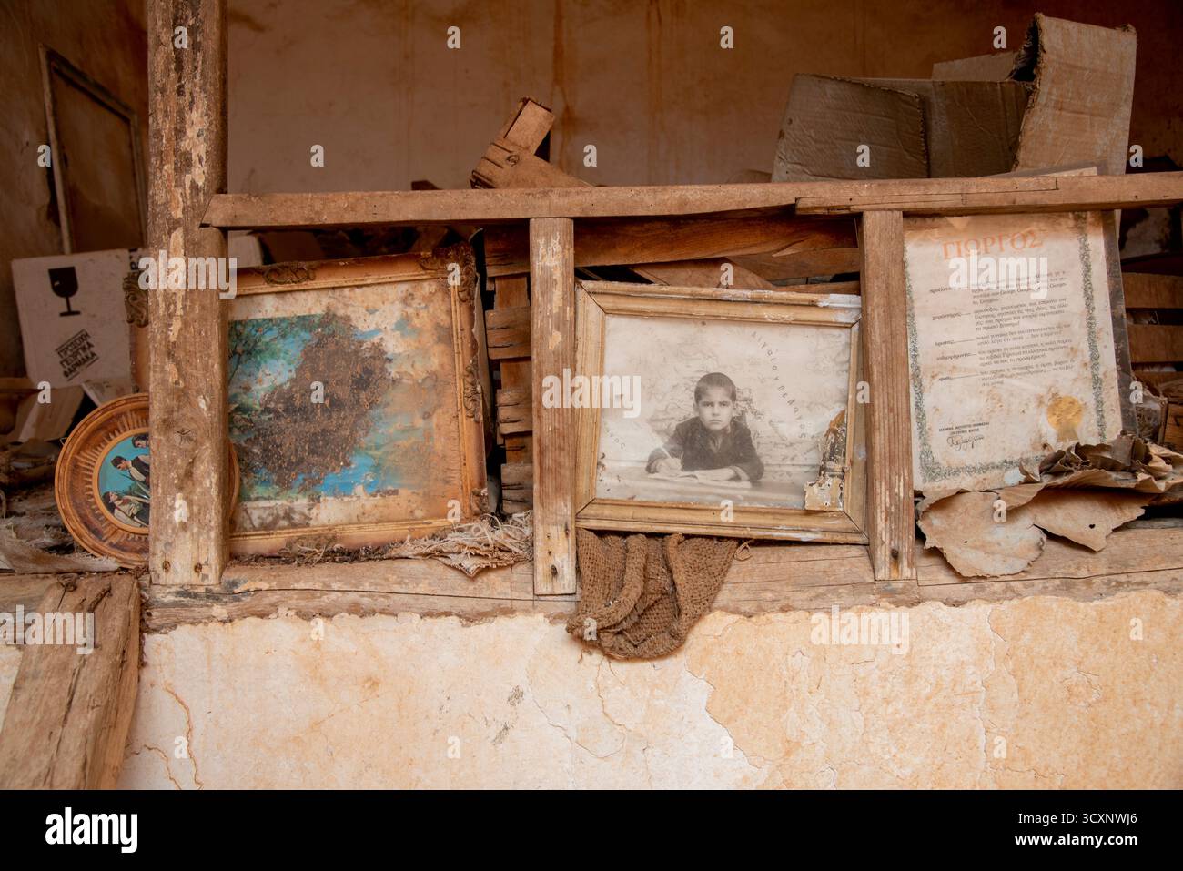Decayed Photographs Sentimental photographs hi-res stock photography and images - Alamy