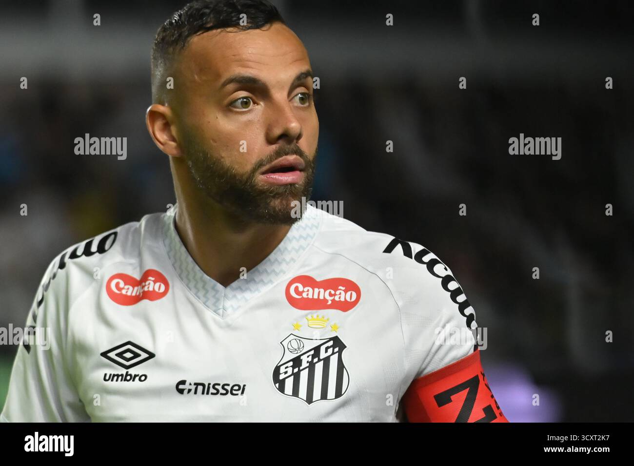 Santos, Brazil. 15th Oct, 2025. SP - SANTOS - 10/15/2025 - BRAZILIAN A 2025, SANTOS x CORINTHIANS - Guilherme, Santos player, during the match against Corinthians at the Vila Belmiro stadium for the Brazilian A 2025 championship. Photo: Jota Erre/AGIF (Photo by Jota Erre/AGIF/Sipa USA) Credit: Sipa USA/Alamy Live News Stock Photo
