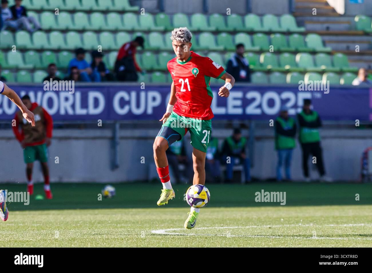 Racing's Moroccan Striker Zabiri Arrives in Barcelona Aiming to End Flick's Winning Streak
