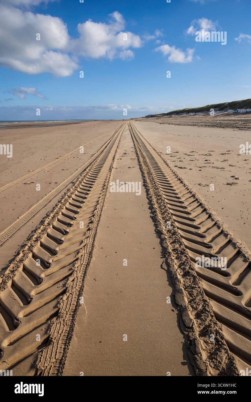 tire track on the beach in Oostkapelle on the peninsula Walcheren, Zeeland, Netherlands. Reifenspur am Strand von Oostkapelle auf Walcheren, Zeeland, Stock Photo
