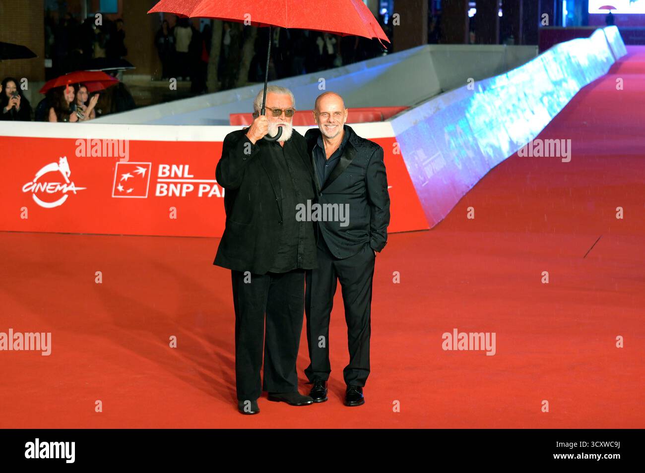 Diego Abatantuono und Riccardo Milani bei der Festivaleröffnung mit der Premiere des Kinofilms 'La vita va cosi' auf dem 20. Internationalen Filmfestival von Rom / Festa del Cinema di Roma 2025 im Auditorium Parco della Musica. Rom, 15.10.2025 Stock Photo