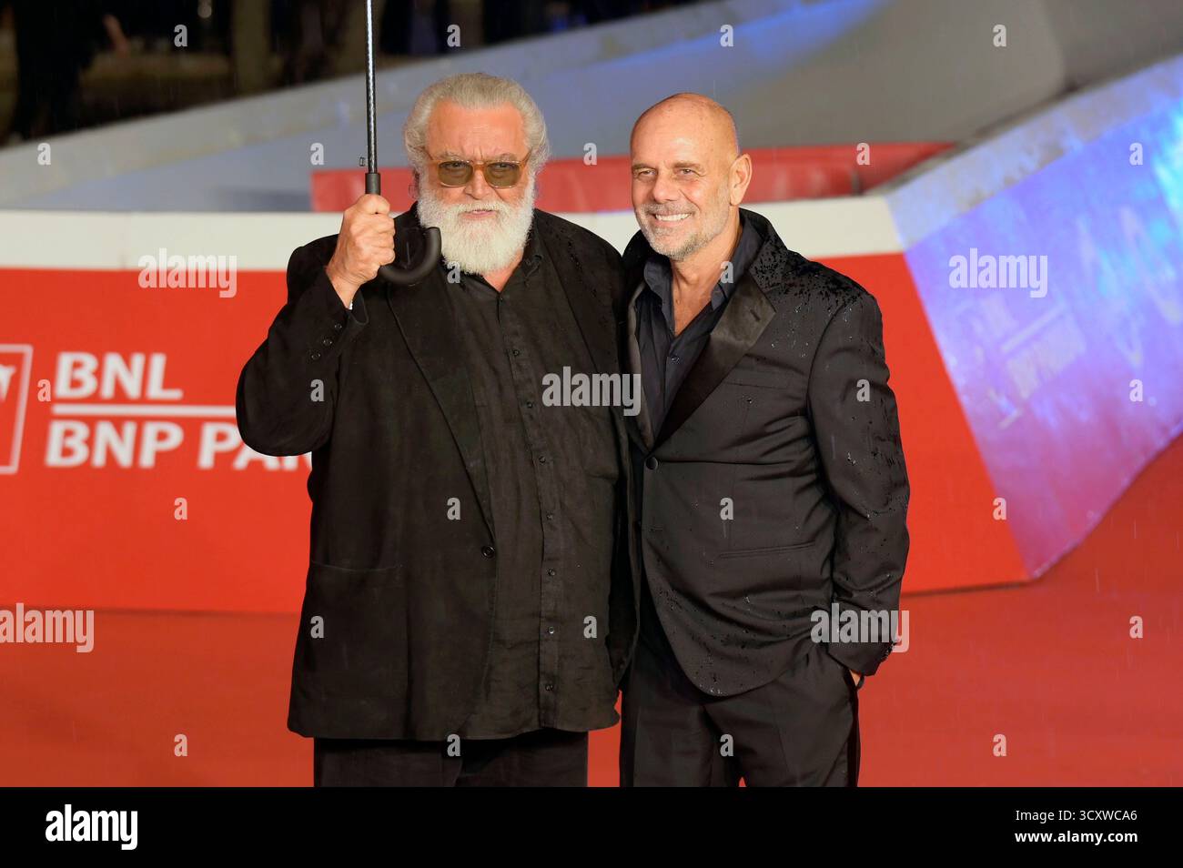 Diego Abatantuono und Riccardo Milani bei der Festivaleröffnung mit der Premiere des Kinofilms 'La vita va cosi' auf dem 20. Internationalen Filmfestival von Rom / Festa del Cinema di Roma 2025 im Auditorium Parco della Musica. Rom, 15.10.2025 Stock Photo
