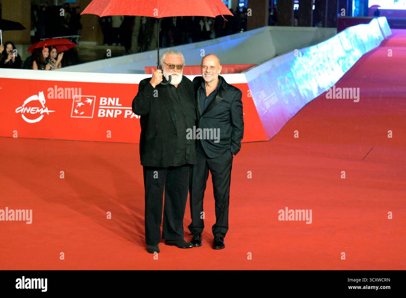 Diego Abatantuono und Riccardo Milani bei der Festivaleröffnung mit der Premiere des Kinofilms La vita va cosi auf dem 20. Internationalen Filmfestival von Rom / Festa del Cinema di Roma 2025 im Auditorium Parco della Musica. Rom, 15.10.2025 *** Diego Abatantuono and Riccardo Milani at the festival opening with the premiere of the feature film La vita va cosi at the 20th International Film Festival of Rome Festa del Cinema di Roma 2025 at the Auditorium Parco della Musica Rome, 15 10 2025 Foto:xA.xM.xTinghinox/xFuturexImagex opening 5087 Stock Photo