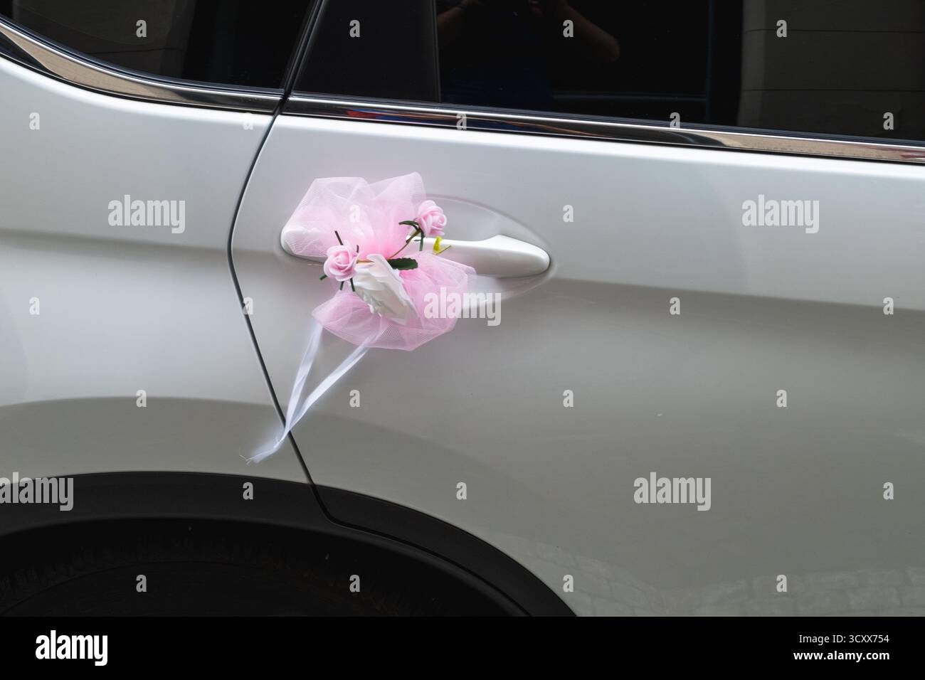 White wedding ribbon on car hi-res stock photography and images - Alamy, image size:1300x956