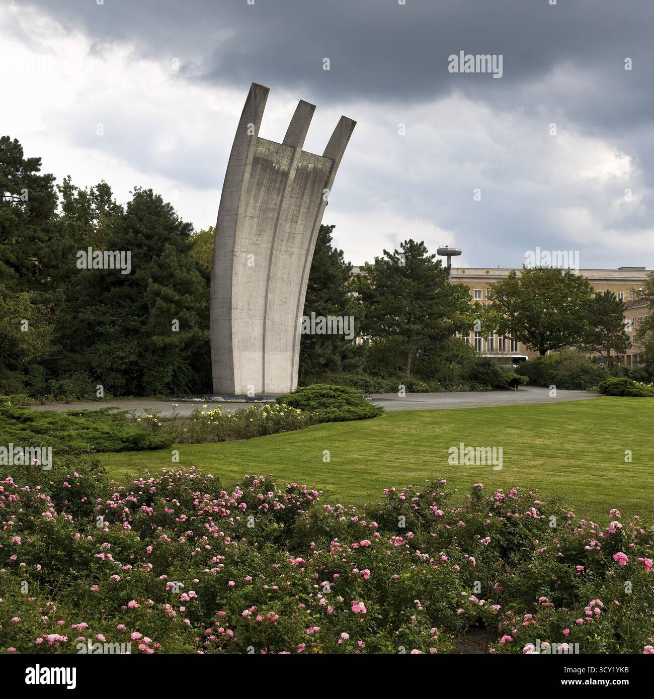 Berlin-Tempelhof airlift memorial based on plans by Eduard Ludwig ...