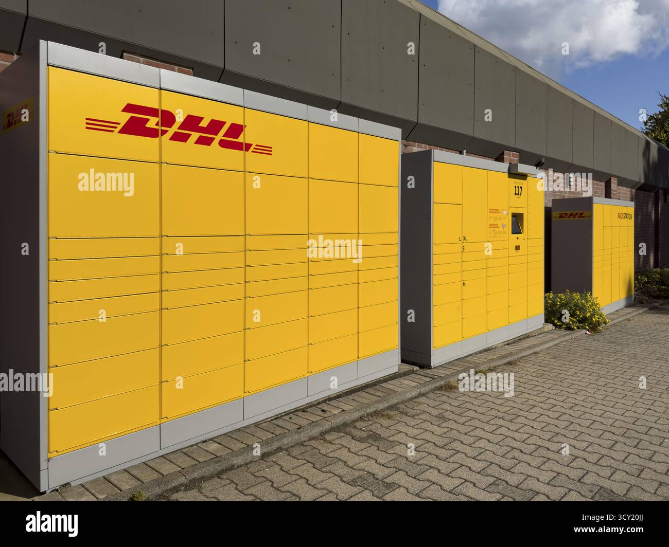 Dhl logo icon hi-res stock photography and images - Alamy