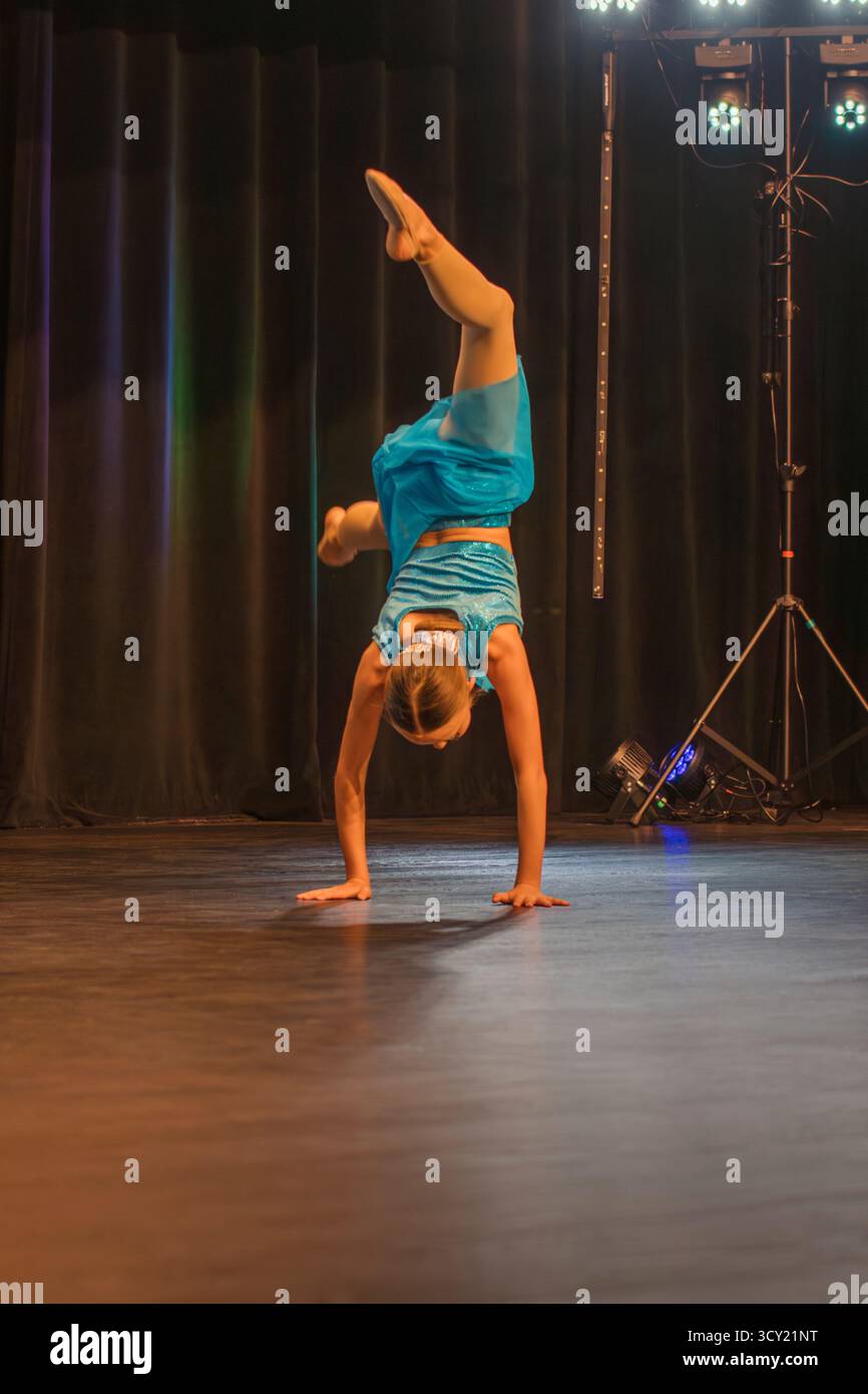 Acrobatic Dance Performance Dance stage balance hi-res stock photography and images - Alamy
