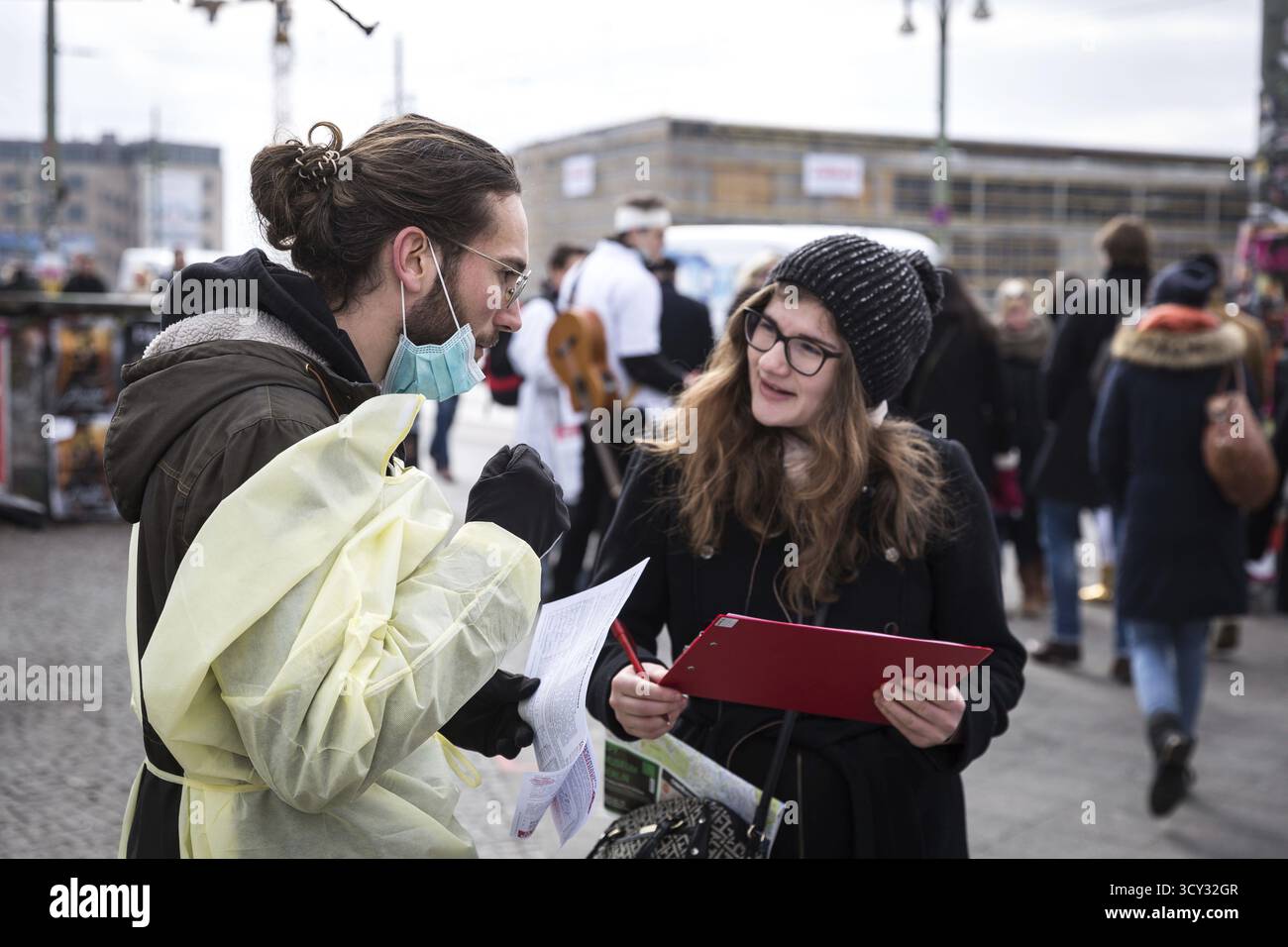 Male members medical staff hi res stock photography and images Alamy