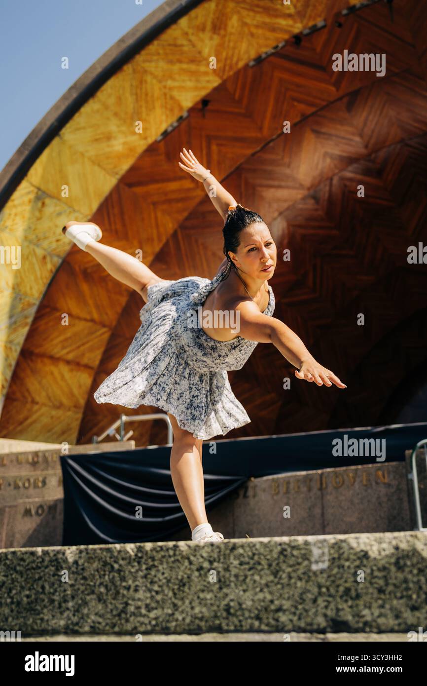 Dance arabesque hi-res stock photography and images - Alamy, image size:866x1390