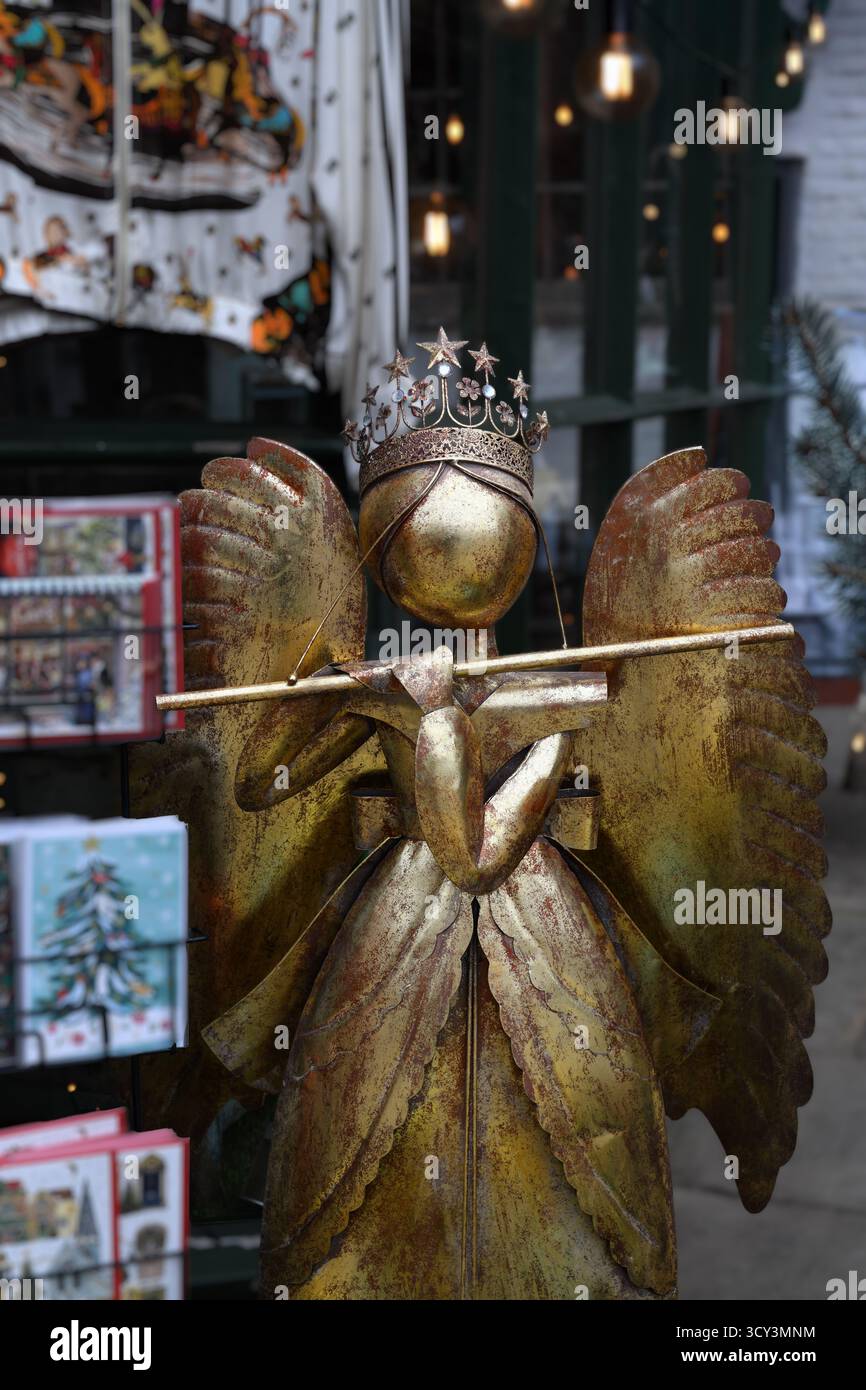 Angel playing flute hi-res stock photography and images - Alamy