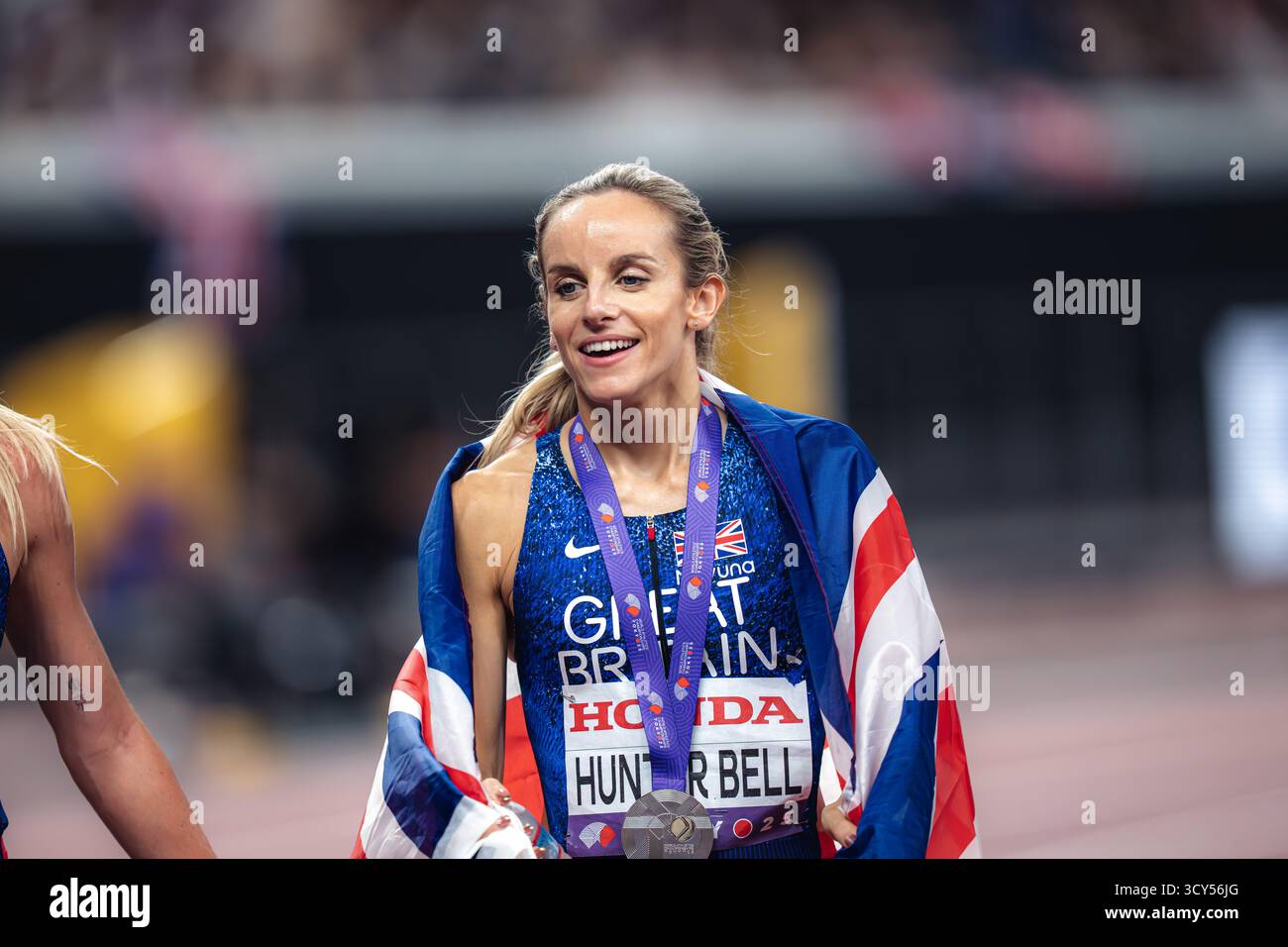 georgia-hunter-bell-celebrating-her-medal-with-her-country-s-flag-at