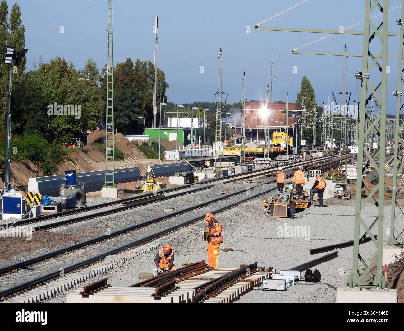 CNTV-BAHNSANIERUNG-Arbeiten am Bahnhof Buechen in Niedersachsen bei der ...