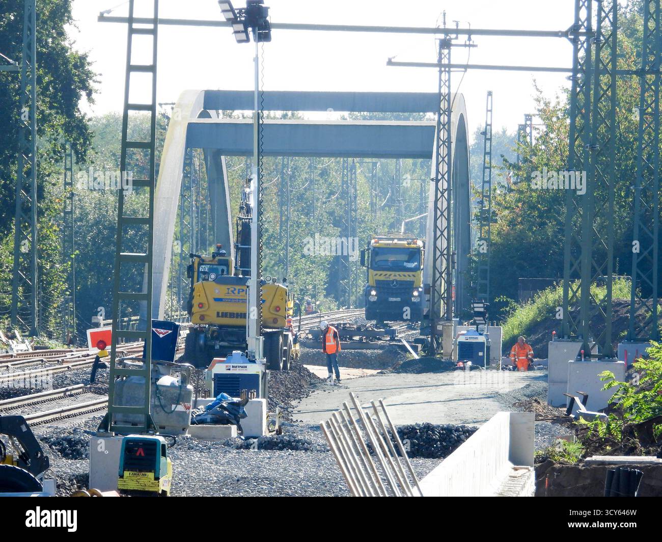 CNTV-BAHNSANIERUNG-Arbeiten am Bahnhof Buechen in Niedersachsen bei der ...