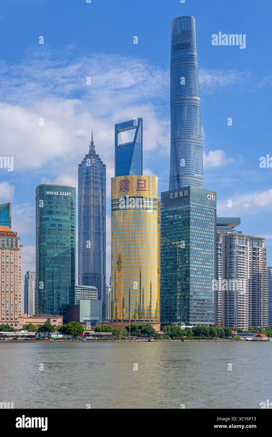 Shanghai skyline skyscrapers in pudong hi-res stock photography and ...