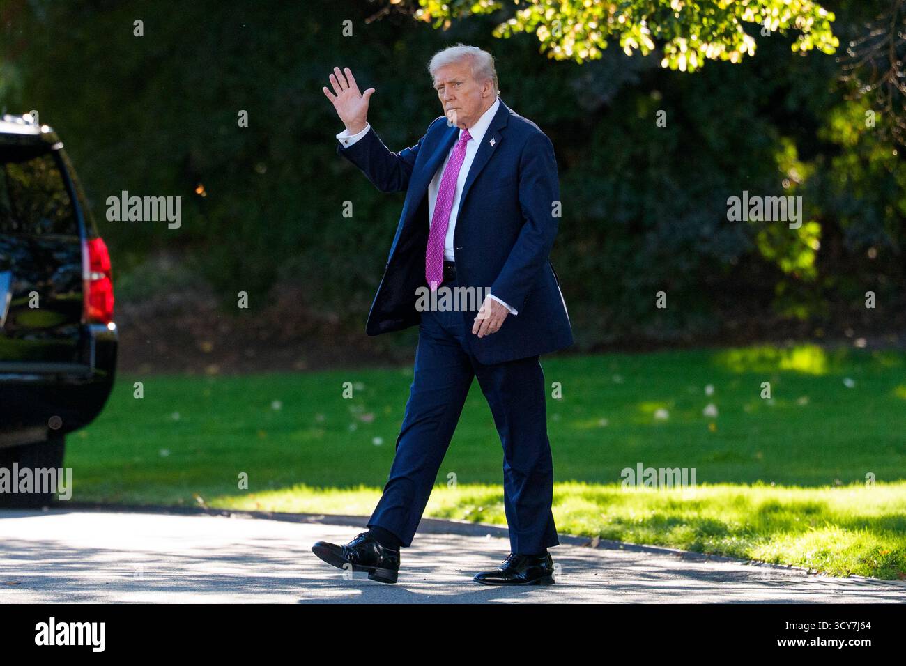 Washington, United States. 17th Oct, 2025. U.S. President Donald Trump walks along the South Lawn as he departs the White House in Washington, DC, on Friday, October 17, 2025. President Trump is spending the weekend in Florida. (Photo by Aaron Schwartz/Sipa USA) Credit: Sipa USA/Alamy Live News Stock Photo